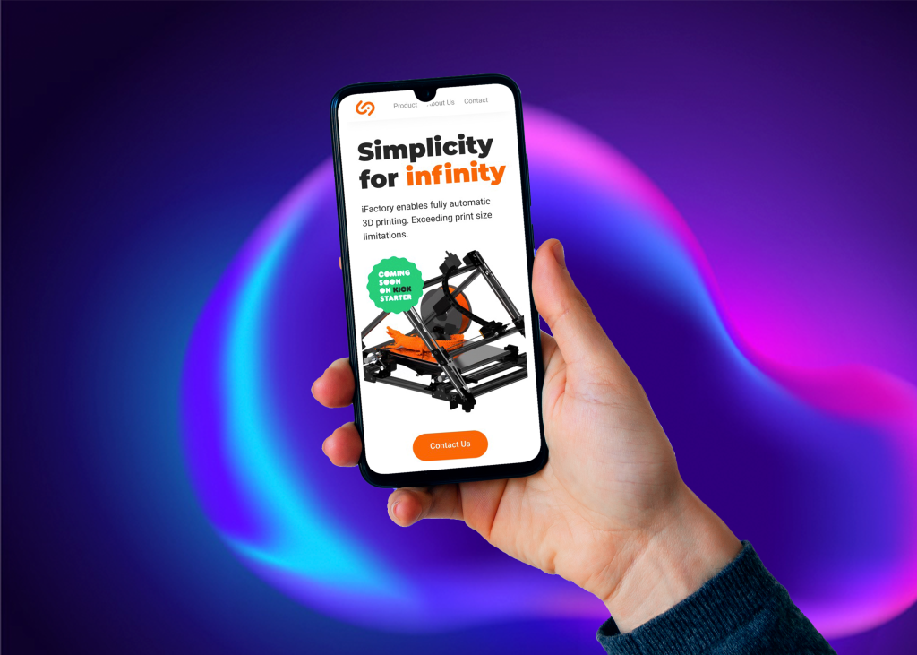 O persoană care ridică un smartphone cu cuvintele simplitate pentru infinit.